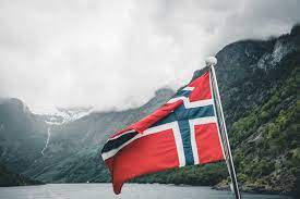 flaga Norwegii na tle gór