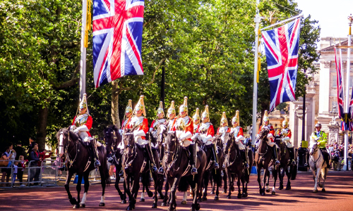 Żołnierze na koniach pod angielską flagą