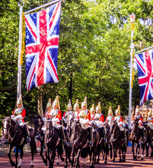żołnierze na koniach pod angielską flagą