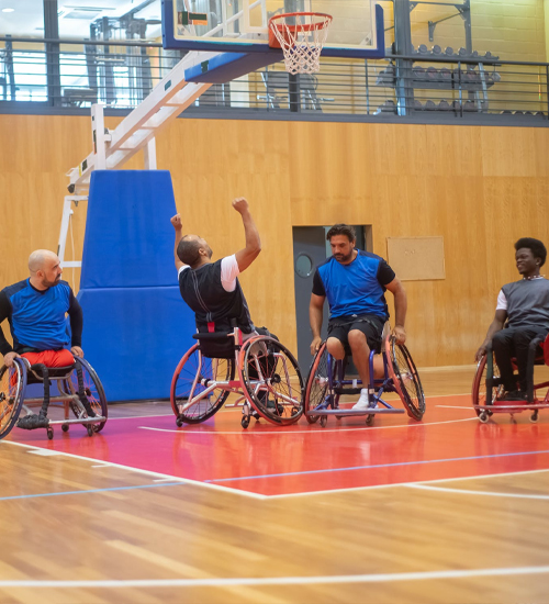 osoby na wózkach inwalidzkich grają w koszykówkę